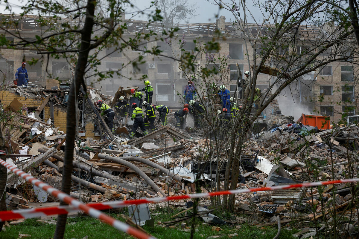 Ukraina pēc raķetes trieciena. Foto: scanpix/REUTERS/Valentyn Ogirenko