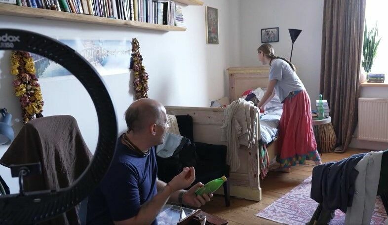 Ekrānuzņēmums no raidījuma "Ģimene burkā"