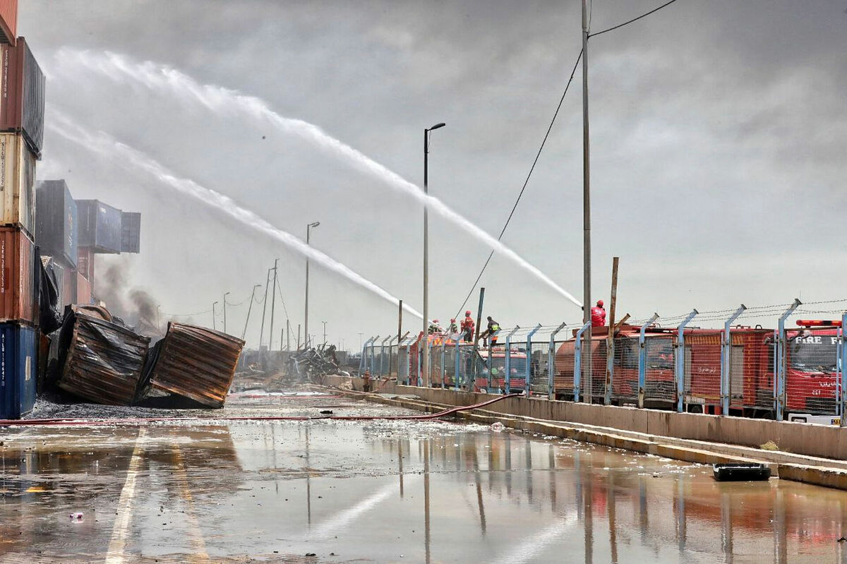 Dzēšanas darbi Bandarabāsas ostā, Irānā. Foto: Iranian Red Crescent Society