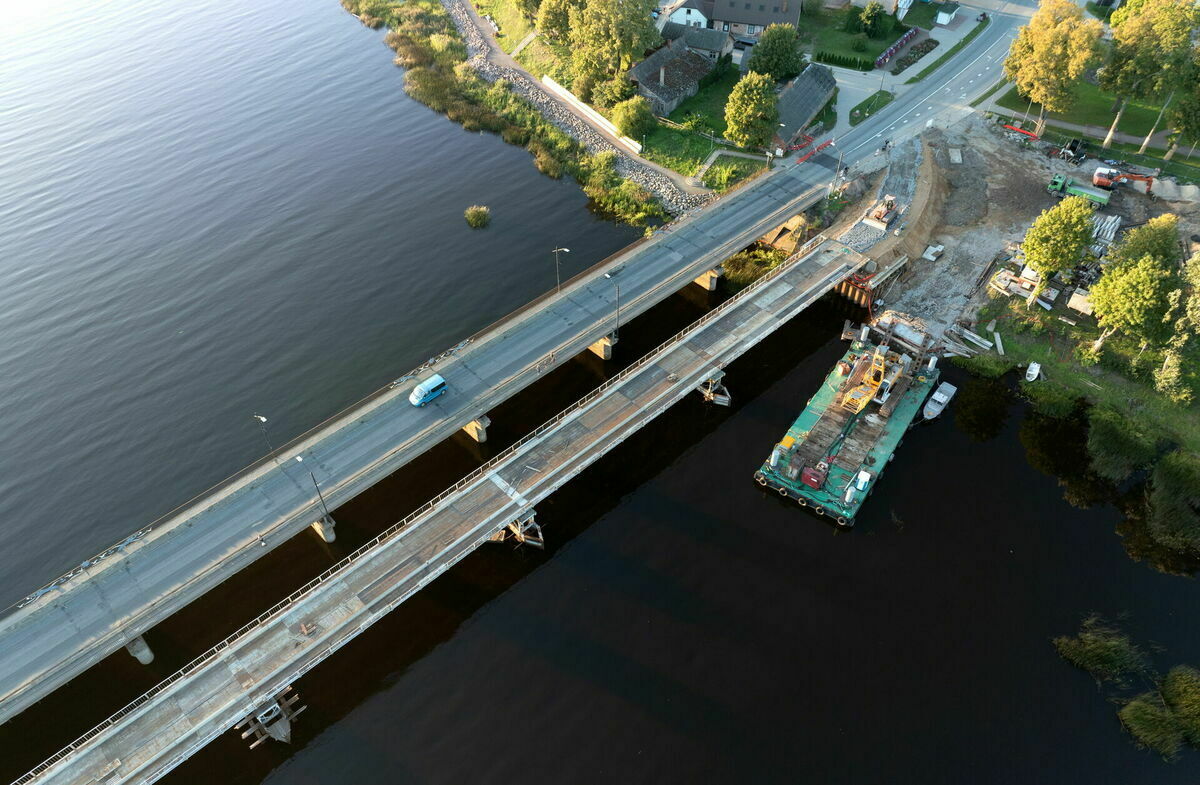 Pagaidu tilta pār Salacu būvniecības darbi Salacgrīvā. Foto: Kaspars Nordens/LETA