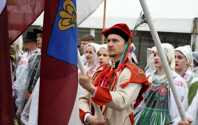 Tautastērpu gājiens "Uzvelc savu tautastērpu par godu Latvijai!" Daugavpilī. Foto: LETA