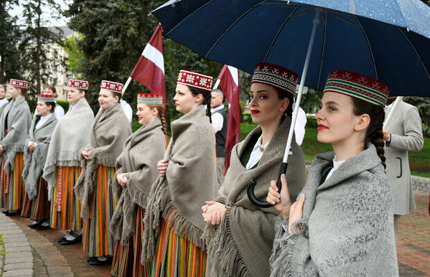Tautastērpu gājiens "Uzvelc savu tautastērpu par godu Latvijai!" Daugavpilī. Foto: LETA