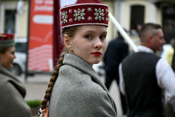 Tautastērpu gājiens "Uzvelc savu tautastērpu par godu Latvijai!" Daugavpilī. Foto: LETA