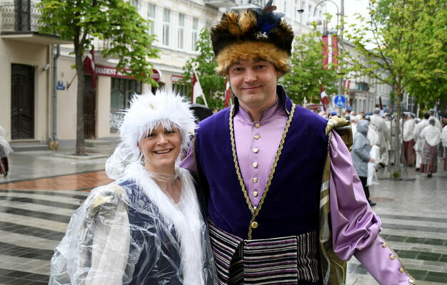 Tautastērpu gājiens "Uzvelc savu tautastērpu par godu Latvijai!" Daugavpilī. Foto: LETA