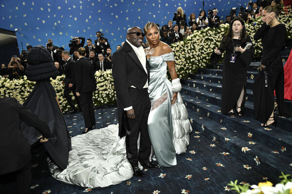 "British Vogue" žurnālists Edvards Enninfūls un bijusī tenisiste Serīna Viljamsa. Foto: Evan Agostini/Invision/AP