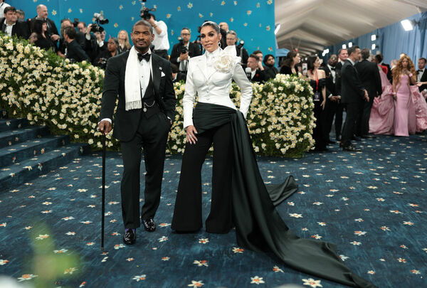 Dziedātājs Usher un viņa sieva Dženifera Reimonda. Foto: REUTERS/Mario Anzuoni