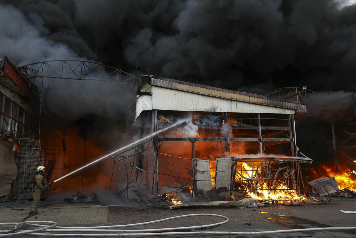 Krievijas nodarītie postījumi Harkivā, Ukrainā. Foto: EPA/SERGEY KOZLOV