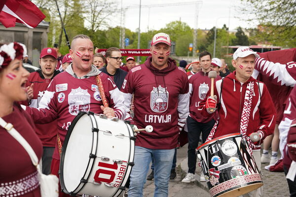 Līdzjutēji pirms pasaules hokeja čempionātā spēles. Foto: Edijs Pālens/LETA