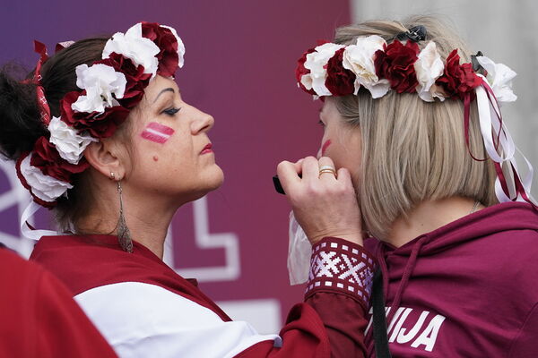 Līdzjutēji pirms pasaules hokeja čempionātā spēles. Foto: Edijs Pālens/LETA