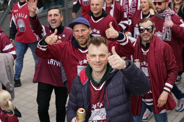 Līdzjutēji pirms pasaules hokeja čempionātā spēles. Foto: Edijs Pālens/LETA
