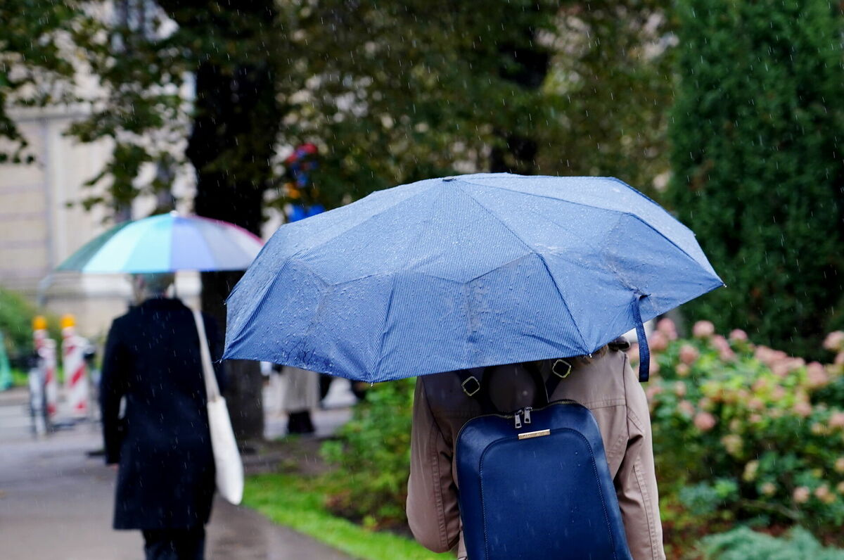 Cilvēki lietus laikā Bastejkalnā. Foto: Zane Bitere/LETA