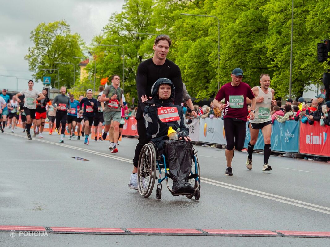 Atis un Oskars Rīgas maratonā. Foto: Valsts policija