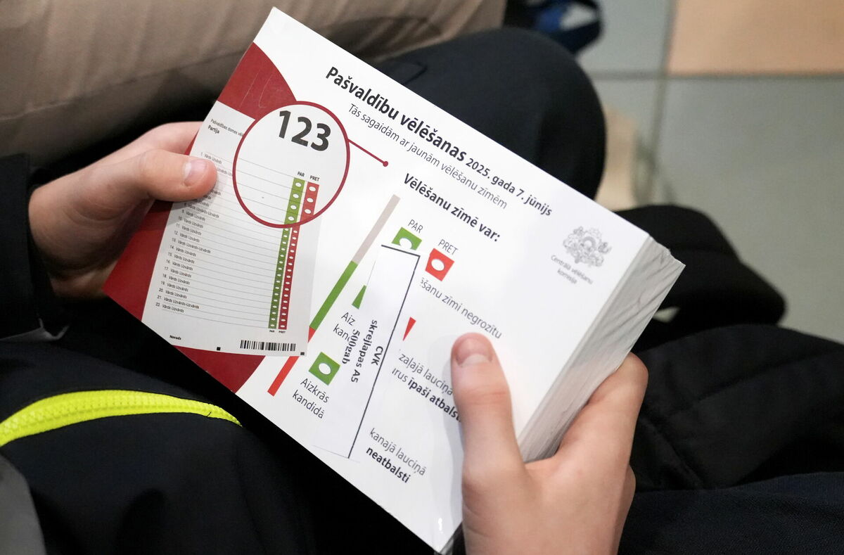 Vēlēšanu biļetens Centrālajā vēlēšanu komisijā. Foto: Evija Trifanova/LETA