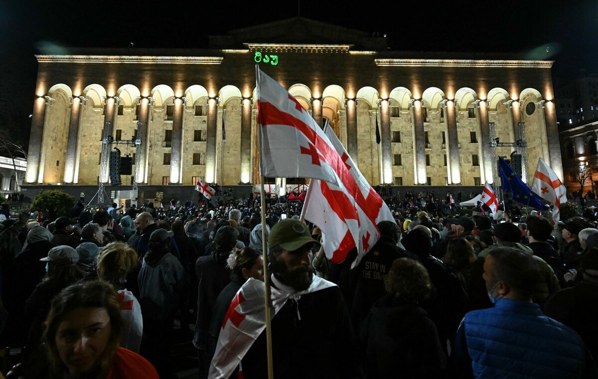 Protesti pie Gruzijas parlamenta. Foto: scanpix/Vano SHLAMOV / AFP