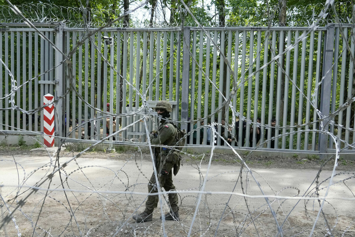 Robežsargs uz Polijas-Baltkrievijas robežas. Foto: AP Photo/Czarek Sokolowski/Scanpix
