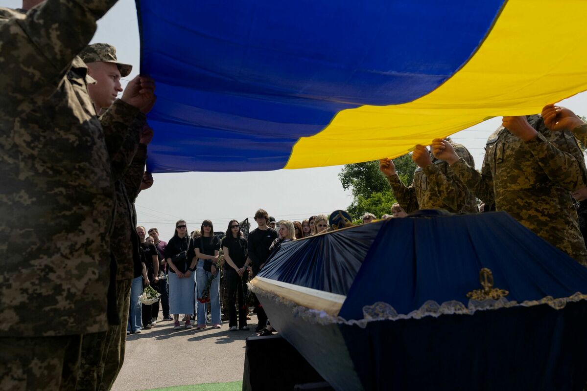 Kritušo Ukrainas karavīru bēres. Foto: Tetiana DZHAFAROVA / AFP