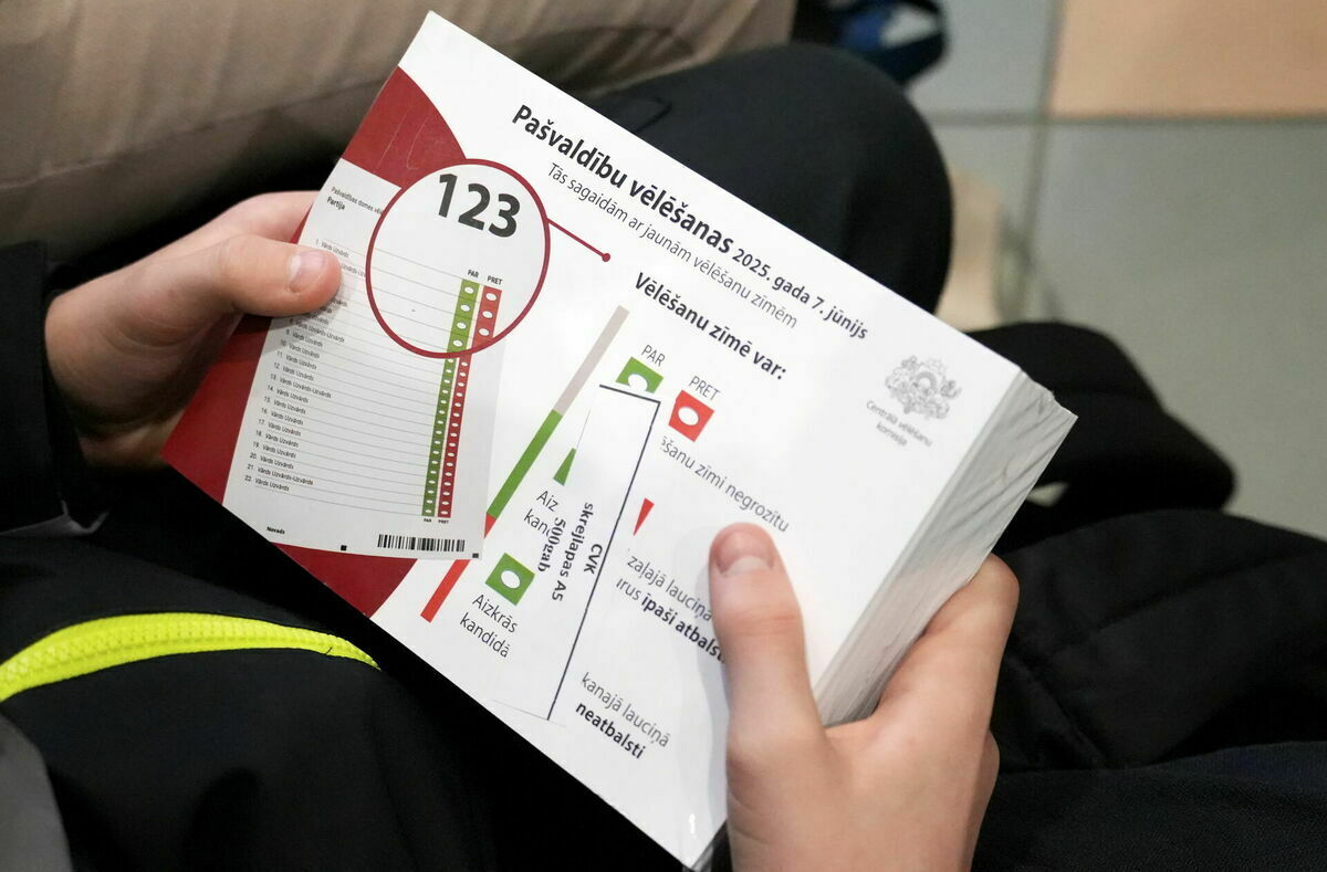 Vēlēšanu biļetens Centrālajā vēlēšanu komisijā. Foto: Evija Trifanova/LETA