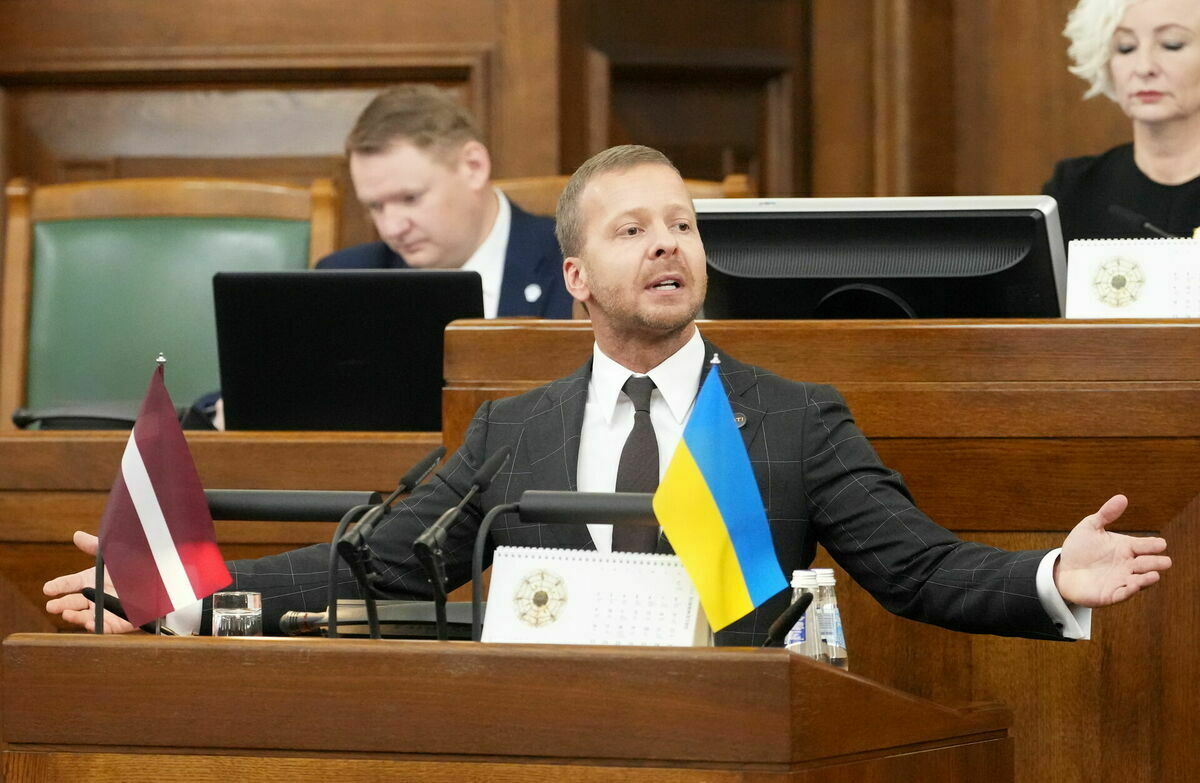 Aleksejs Rosļikovs tribīnē Saeimas sēdē. Foto: Edijs Pālens/LETA
