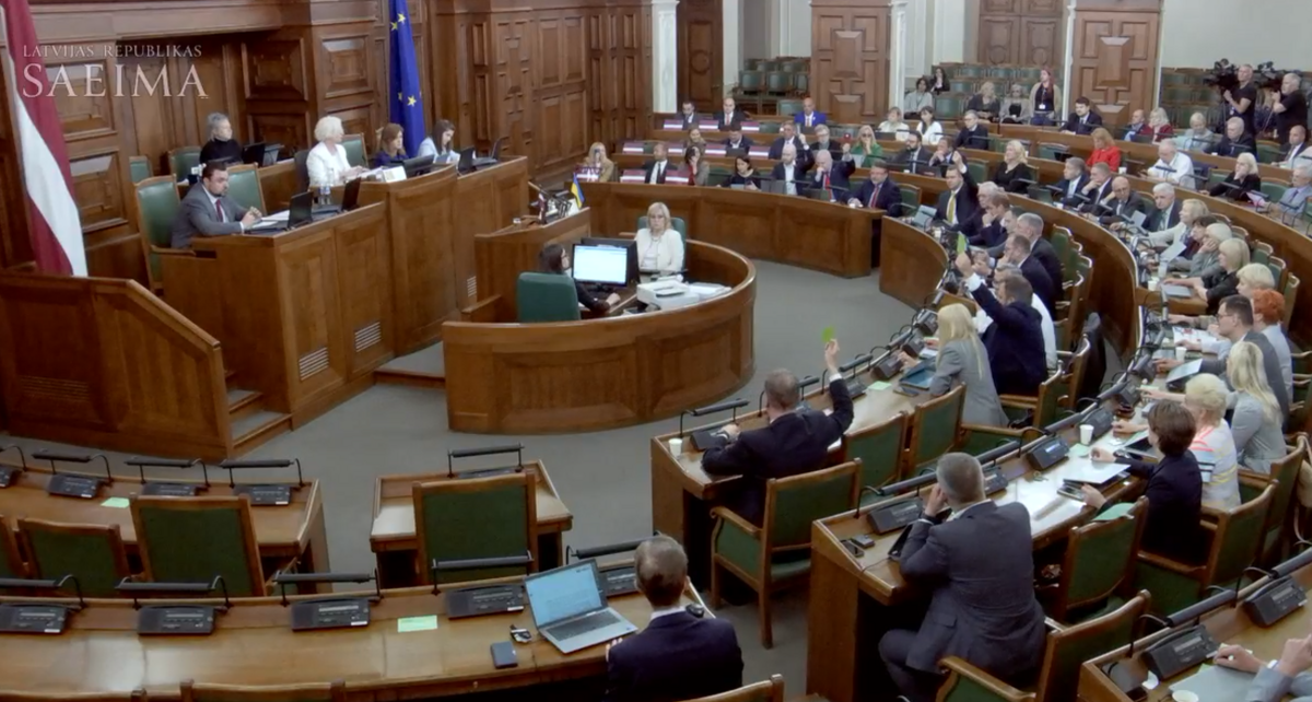 Blsojums par deputāta Rosļikova izslēgšanu no Saeimas sēdes. Foto: Ekrānšāviņš no video