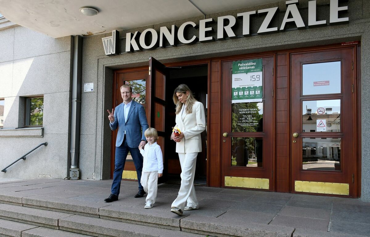 Partijas "Sarauj, Latgale" Daugavpils mēra amata kandidāts, līdzšinējais Daugavpils domes priekšsēdētājs Andrejs Elksniņš ar ģimeni piedalās pašvaldību vēlēšanās 159. vēlēšanu iecirknī Daugavpils Vienības namā. Foto: Ivars Soikāns/LETA