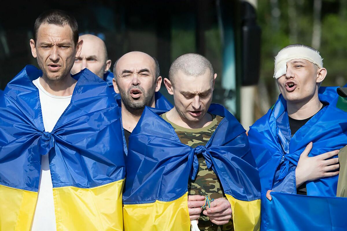Ukraiņu kara gūstekņi, kas atgriezušies no Krievijas. Foto: UKRAINIAN PRESIDENTIAL PRESS SERVICE / AFP