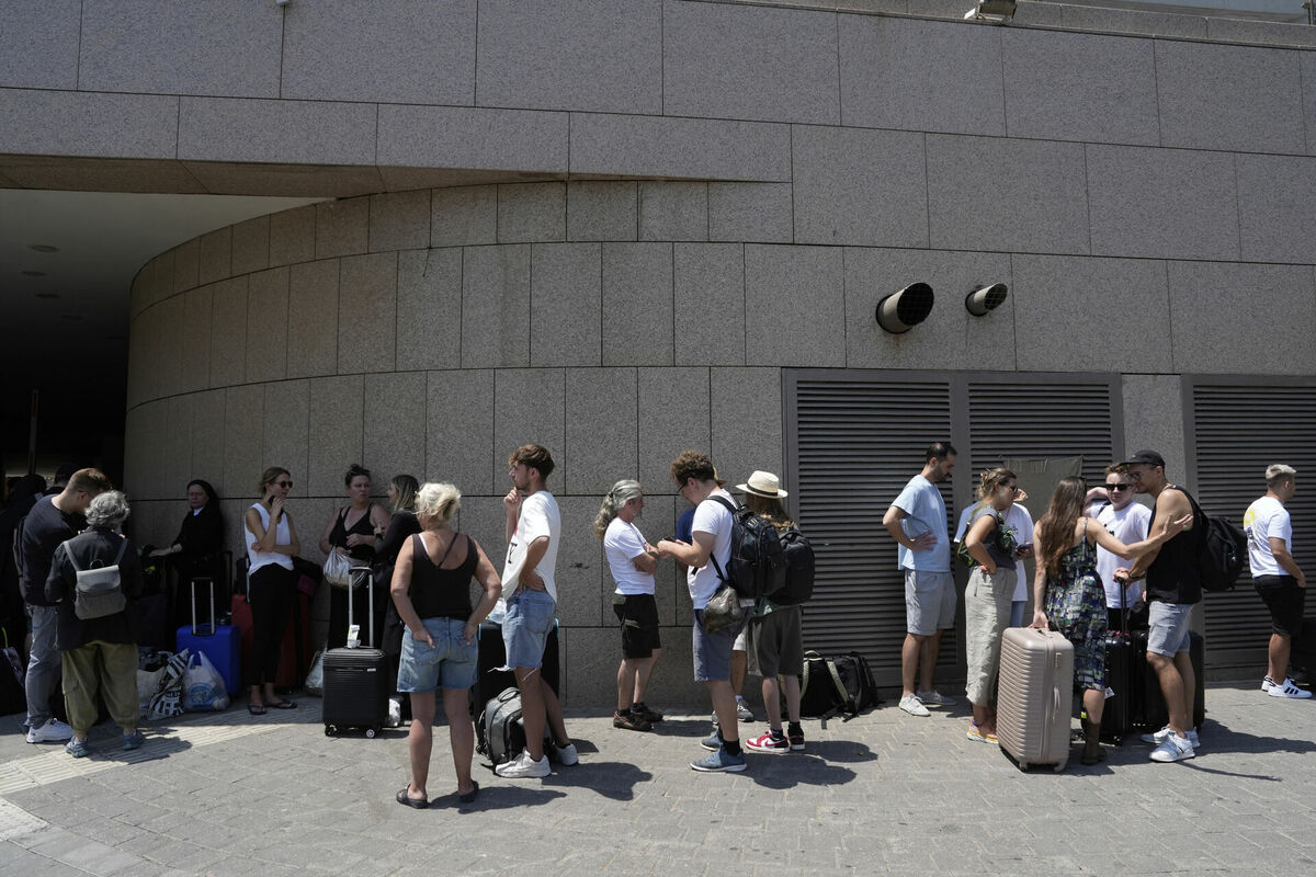 Cilvēki evakuējas no Teherānas. Foto: scanpix/AP Photo/Baz Ratner