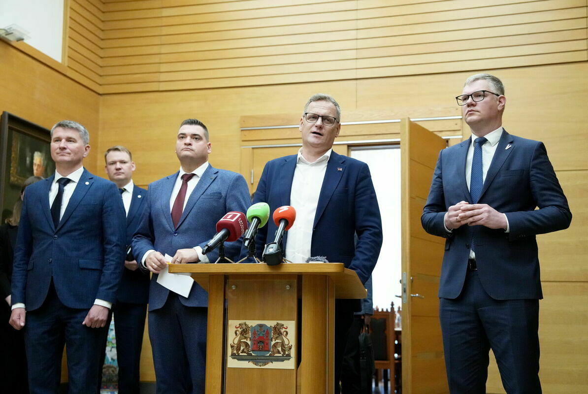 Partiju apvienības "Apvienotais saraksts" Rīgas mēra amata kandidāts Māris Sprindžuks (no kreisās) un valdes līdzpriekšsēdētājs, Saeimas sekretārs Edvards Smiltēns, Nacionālās apvienības Rīgas mēra amata kandidāts Edvards Ratnieks, partijas "Progresīvie" Rīgas mēra amata kandidāts Viesturs Kleinbergs un partijas "Jaunā vienotība" Rīgas mēra amata kandidāts, līdzšinējais Rīgas domes priekšsēdētājs Vilnis Ķirsis. Foto: Ieva Leiniša/LETA