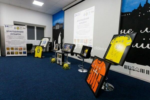 Labdarības fonda izsole “Nopērc loti no Ukrainas sporta leģendām, lai bāreņiem būtu futbola laukums”