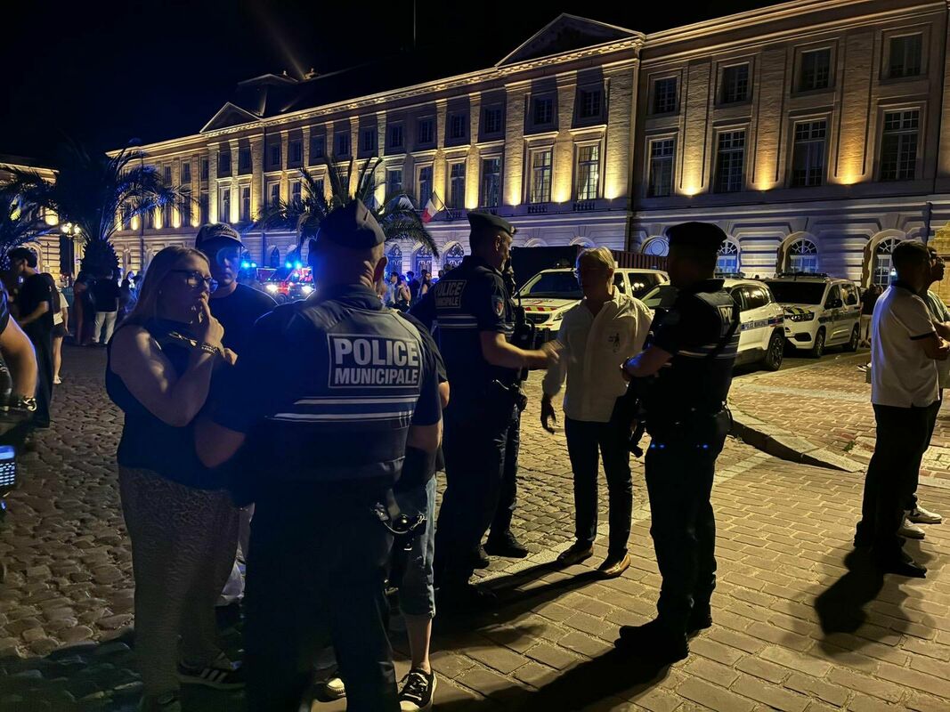 Mecas mērs Fransuā Grozdidjē ar policistiem pārrunā notikušo pēc konstatētajiem uzbrukumiem. Foto: Facebook