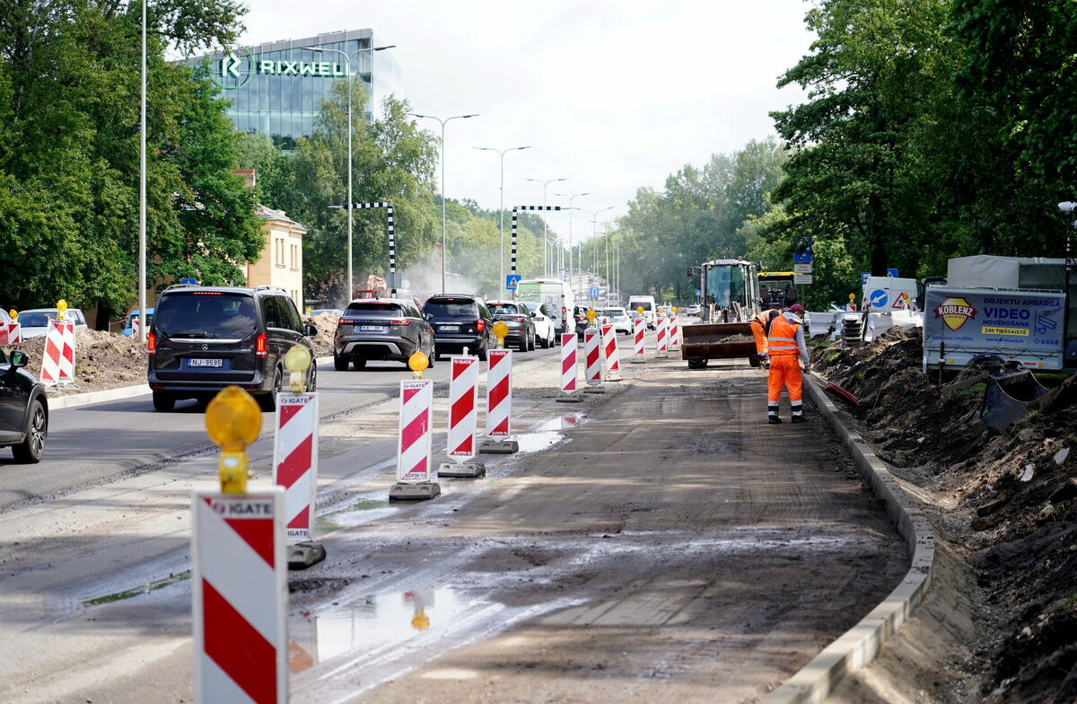 Būvdarbi Lielirbes ielā. Foto: Zane Bitere/LETA