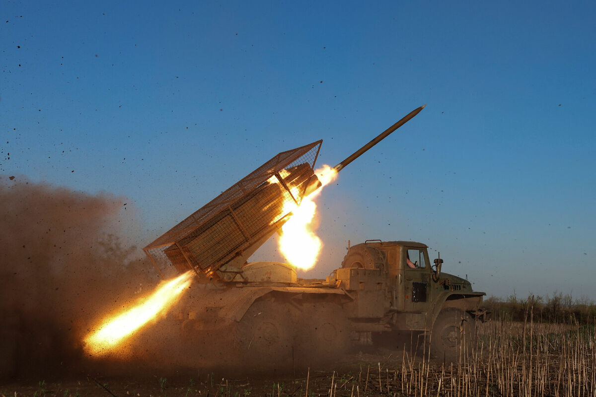 Ukraina izdara triecienu okupantu virzienā. Foto: REUTERS/Anatolii Stepanov/Scanpix