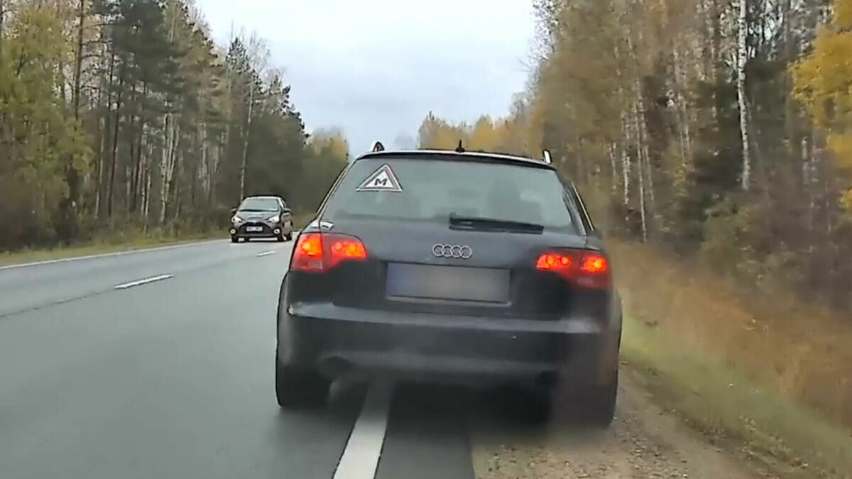 Individuālās auto apmācības zīme auto logā. Foto: Ekrānšāviņš no video