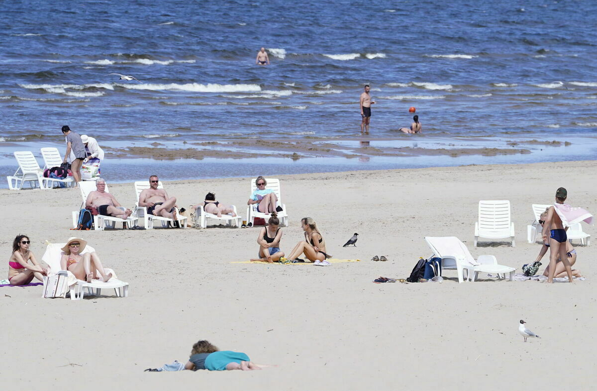 Cilvēki Majoru pludmalē. Foto: Paula Čurkste/LETA