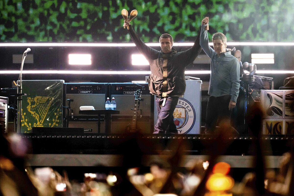 Grupas "Oasis" koncerts Kārdifā. Foto: Scott A Garfitt/Invision/AP