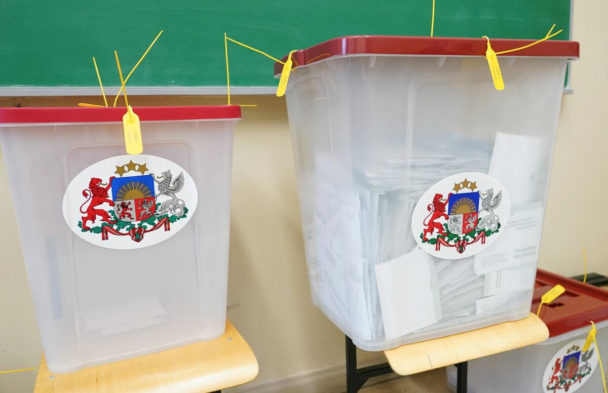 Aizzīmogotas vēlēšanu urnas pašvaldību vēlēšanās. Foto: Zane Bitere/LETA