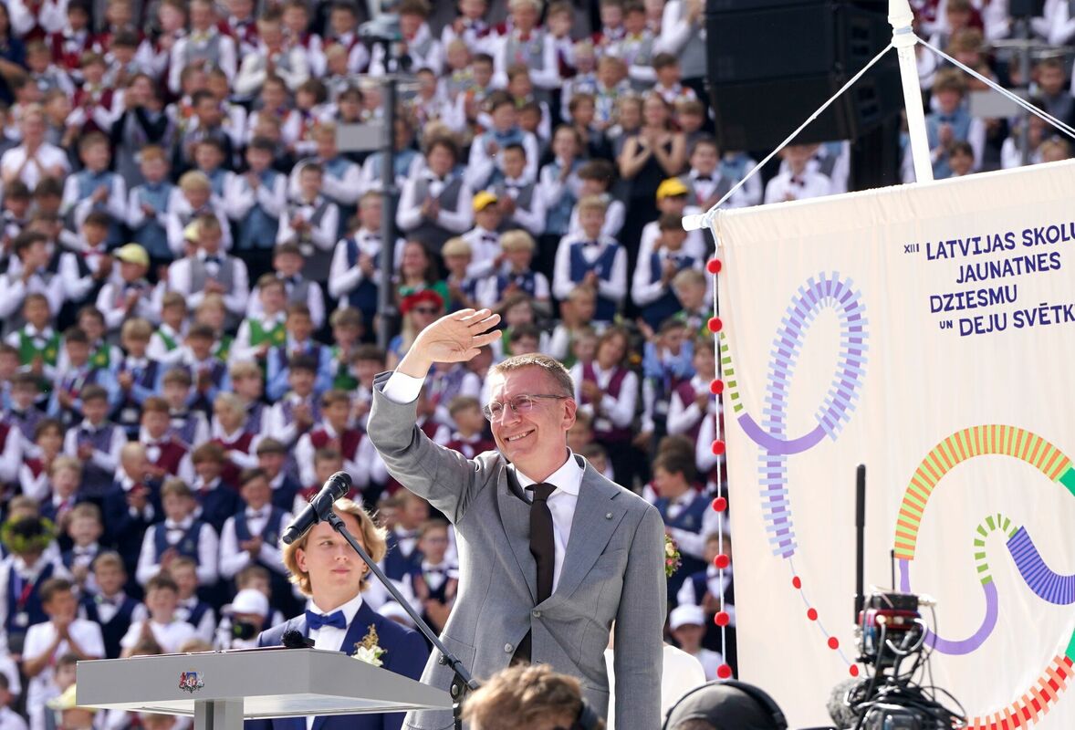 Valsts prezidents Edgars Rinkēvičs piedalās XIII Latvijas Skolu jaunatnes dziesmu un deju svētku noslēguma koncertā "Te-Aust" Mežaparka Lielajā estrādē. Foto: Evija Trifanova/LETA