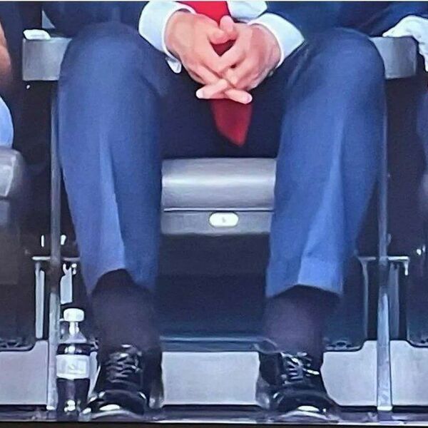 Donalda Trampa kājas Pasaules kausa finālā. Foto: Ekrānuzņēmums no "X"