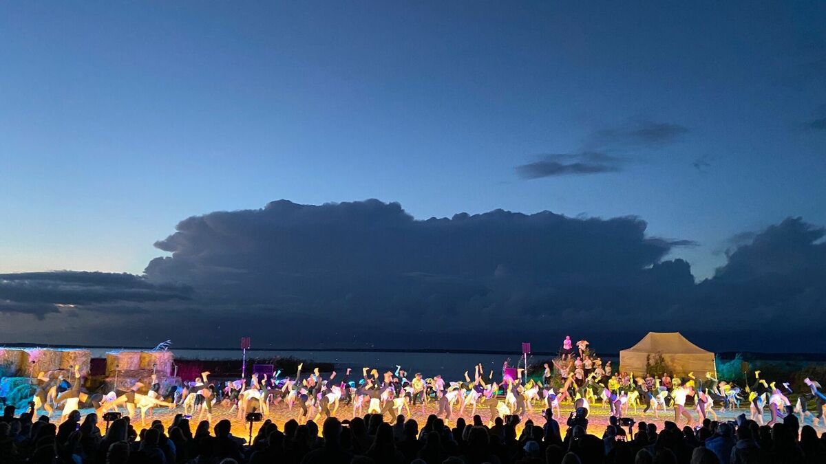 Deju uzvedums Burtnieka ezera krastā. Foto: A. Daņiļevičs