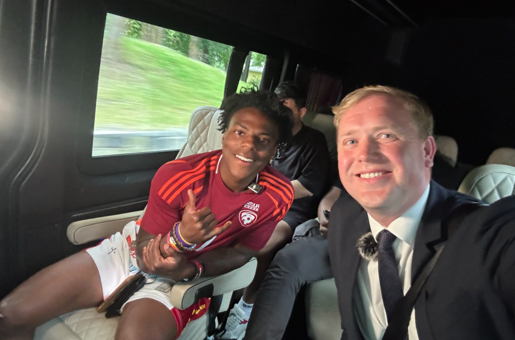 IShowSpeed un Ekonomikas ministrs Viktors Valainis (ZZS). Foto: "X"