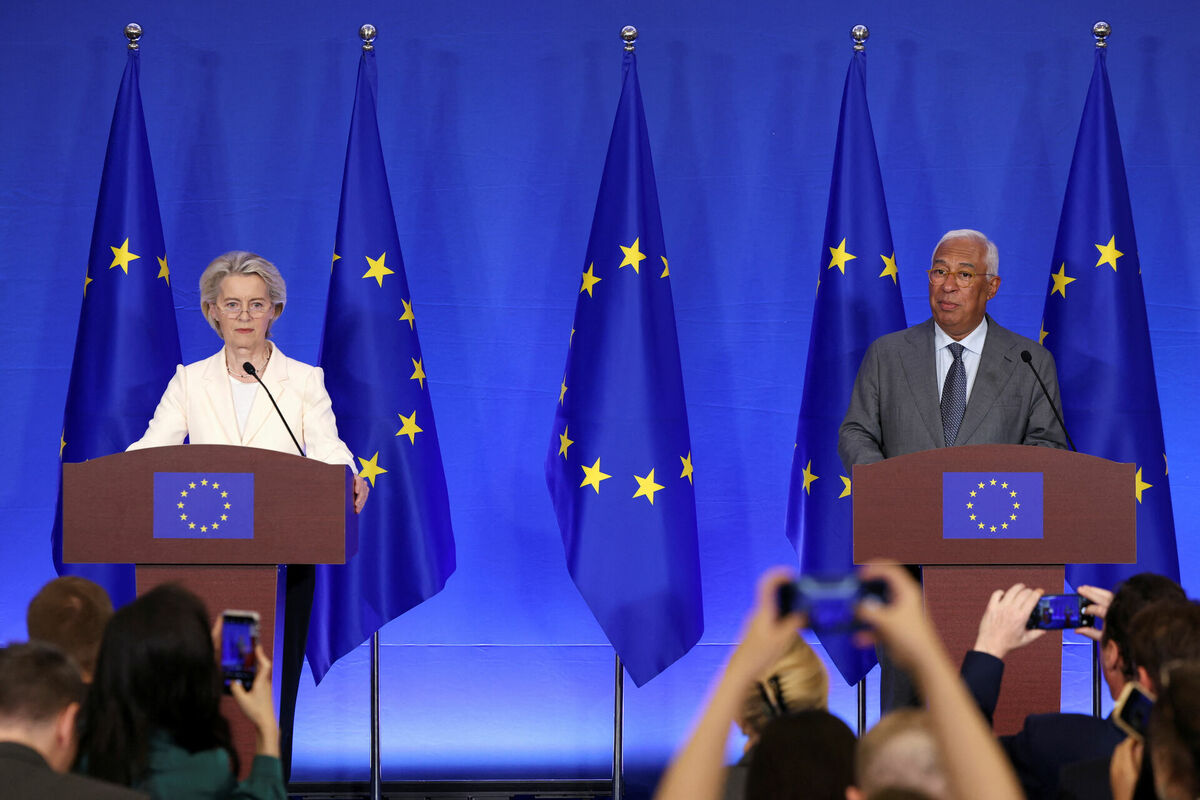 Urzula fon der Leiena un Antoniu Košta. Foto: REUTERS/Florence Lo