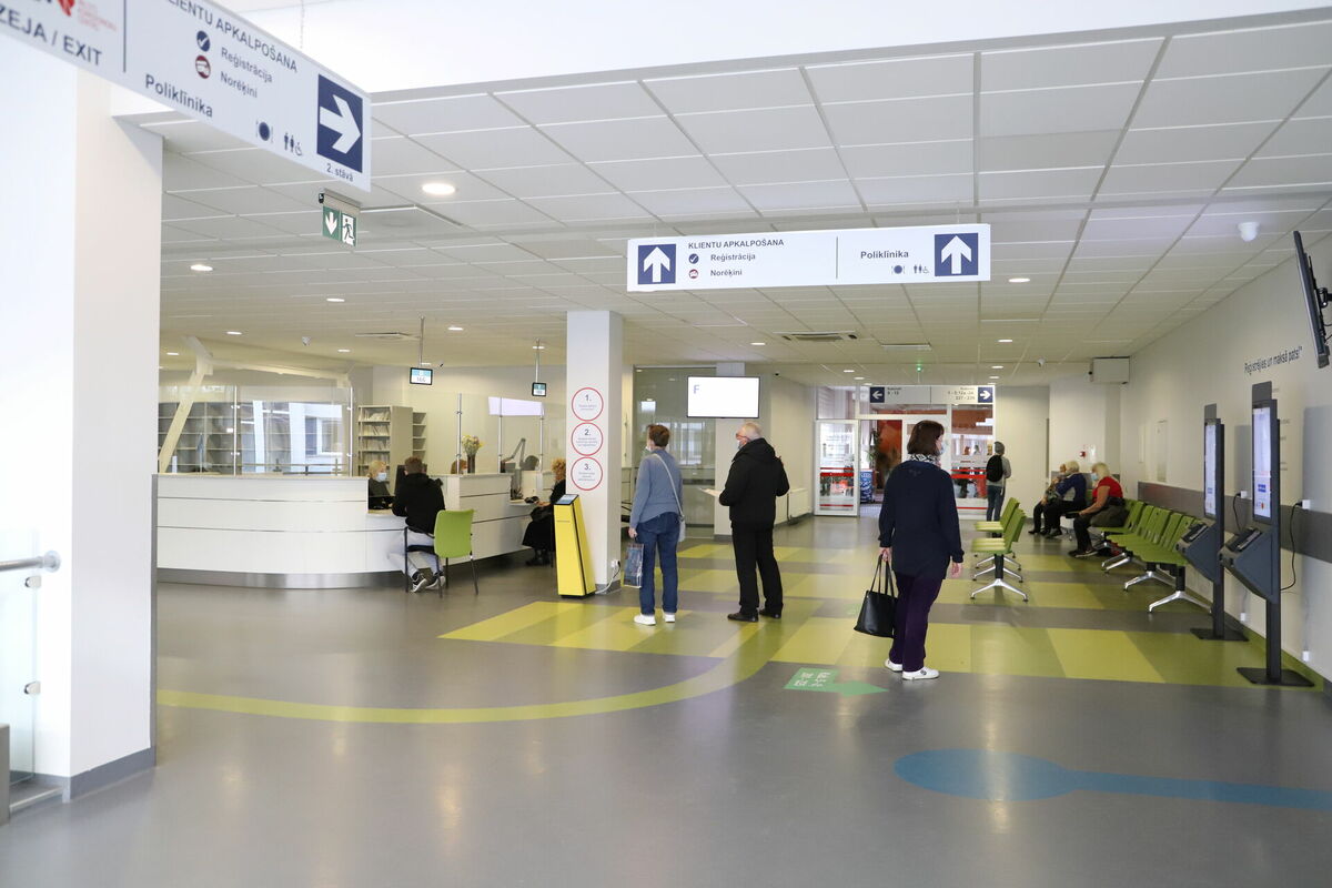 Rīgas Austrumu klīniskās universitātes slimnīcas klientu apkalpošanas telpas. Foto: Līga Gredzena/LETA