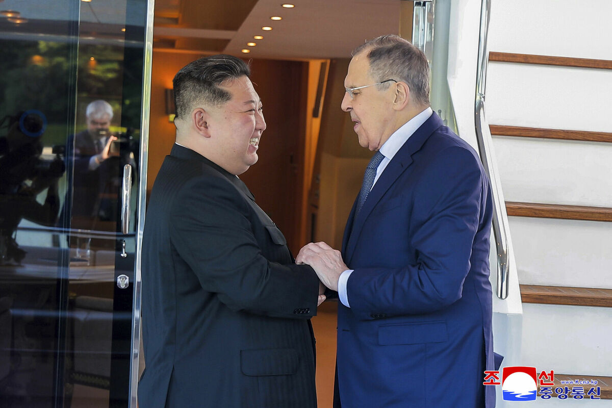 Ziemeļkorejas līderis Kims Čenuns un Krievijas ārlietu ministrs Sergejs Lavrovs. Foto: Korean Central News Agency