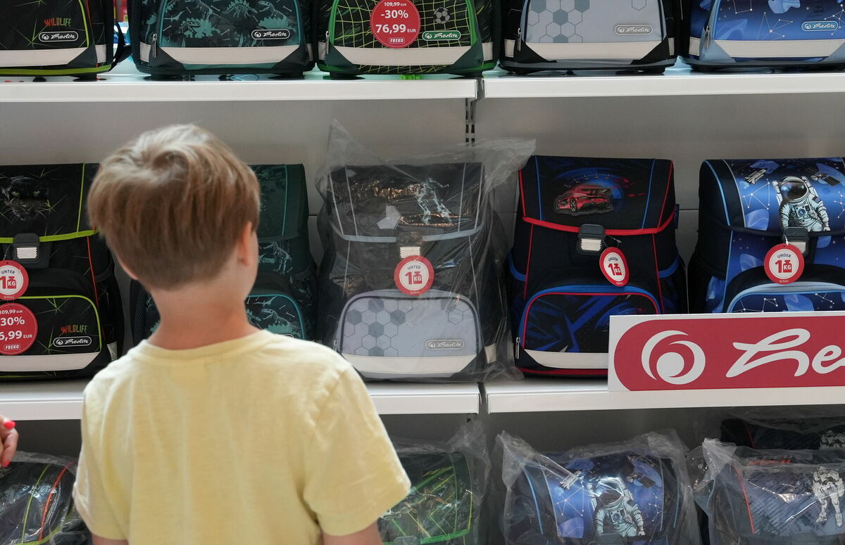 Labdarības akcijas "Palīdzēsim sagatavoties skolai kopā!" Foto: LETA