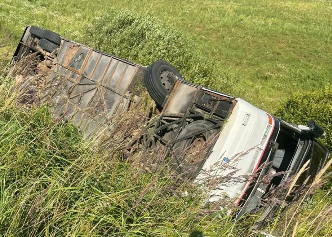 Autobuss, kas pirmdien apgāzās ceļā uz Smilteni. Foto: Ekrānuzņēmums no "Instagram"