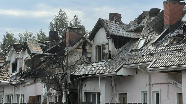 Postošs skats uz Salaspils rindu mājas jumtu un augšstāvu pēc ugunsgrēka. Foto: Vidzemes televīzija