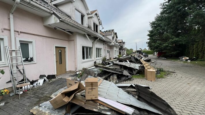 Postošs skats uz Salaspils rindu mājas jumtu un augšstāvu pēc ugunsgrēka. Foto: Vidzemes televīzija