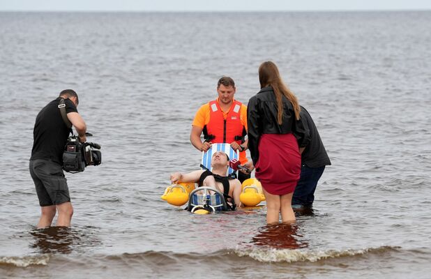 Peldkrēsls Vecāķu pludmalē. Foto: LETA