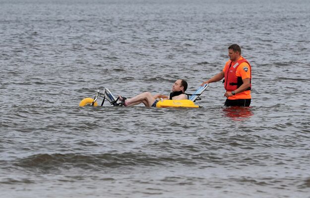 Peldkrēsls Vecāķu pludmalē. Foto: LETA