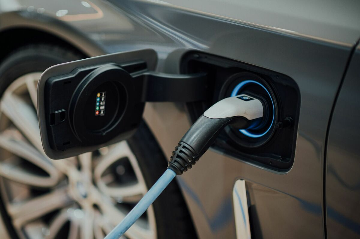 Elektroauto uzlāde. Foto: Unsplash