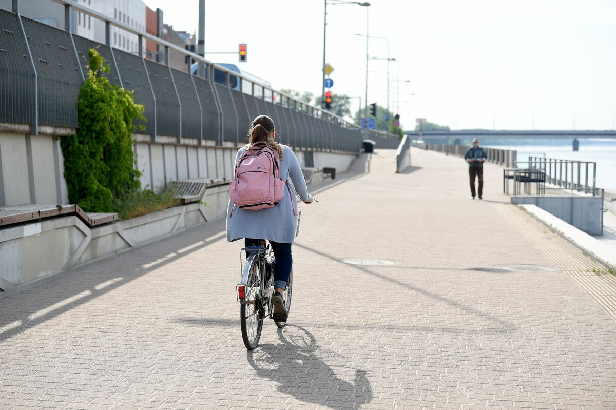Velosipēdiste Daugavas promenādē. Foto: Zane Bitere/LETA
